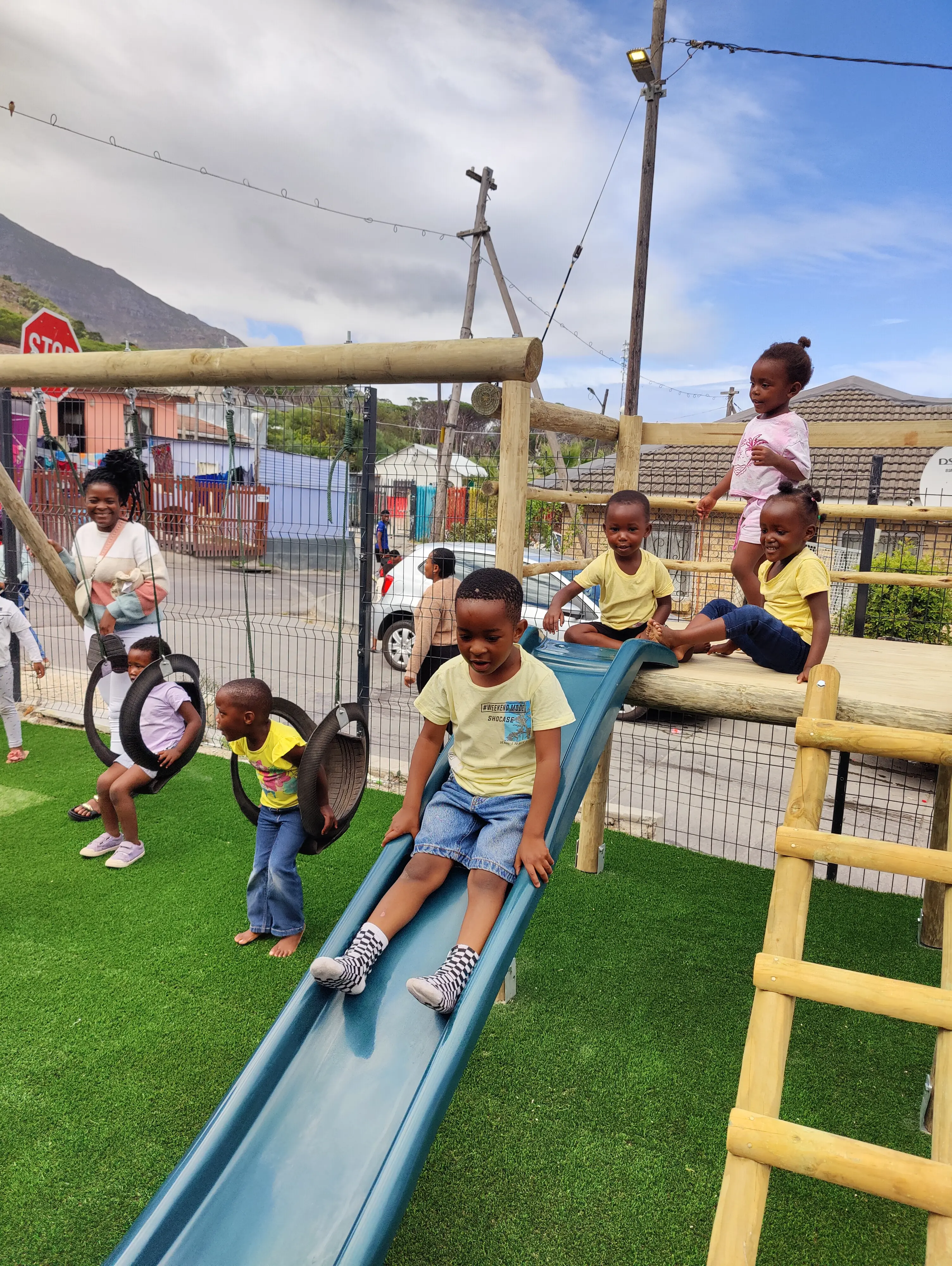Kinder auf dem neuen Spielplatz am Eröffnungstag